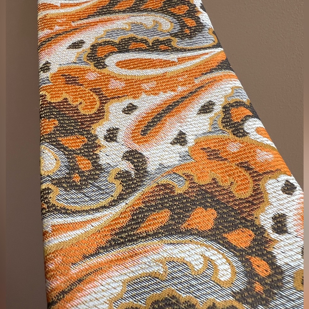 NWOT Vintage Carnaval de Paris Stacked Paisley Tie in Cream, Grey, & Orange. - Picture 4 of 12